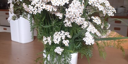 Urlaub auf dem Bauernhof - Mithilfe beim: Melken - Trentino-Südtirol - ein selbst gepflückter Blumenstrauß sorgt für ein frohes Gemüht am Matzilerhof - Matzilerhof