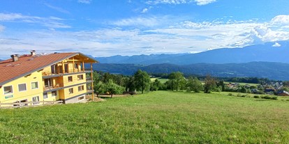 Urlaub auf dem Bauernhof - erreichbar mit: Bus - Neuseß - Ansicht westseitig - Bio- und Vitalbauernhof Bacherhof