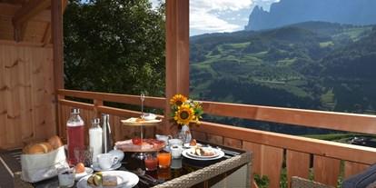 Urlaub auf dem Bauernhof - Mithilfe beim: Heuernten - Südtirol - Frühstück genießen in der Morgensonne und atemberaubenden Ausblick genießen von der Wohnung Rosacea aus. - Pignathof 