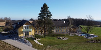 vacation on the farm - Vorchdorf - Gesamtansicht unseres Gästehauses mit Garten und Schwimmteich - Grafhaidergut