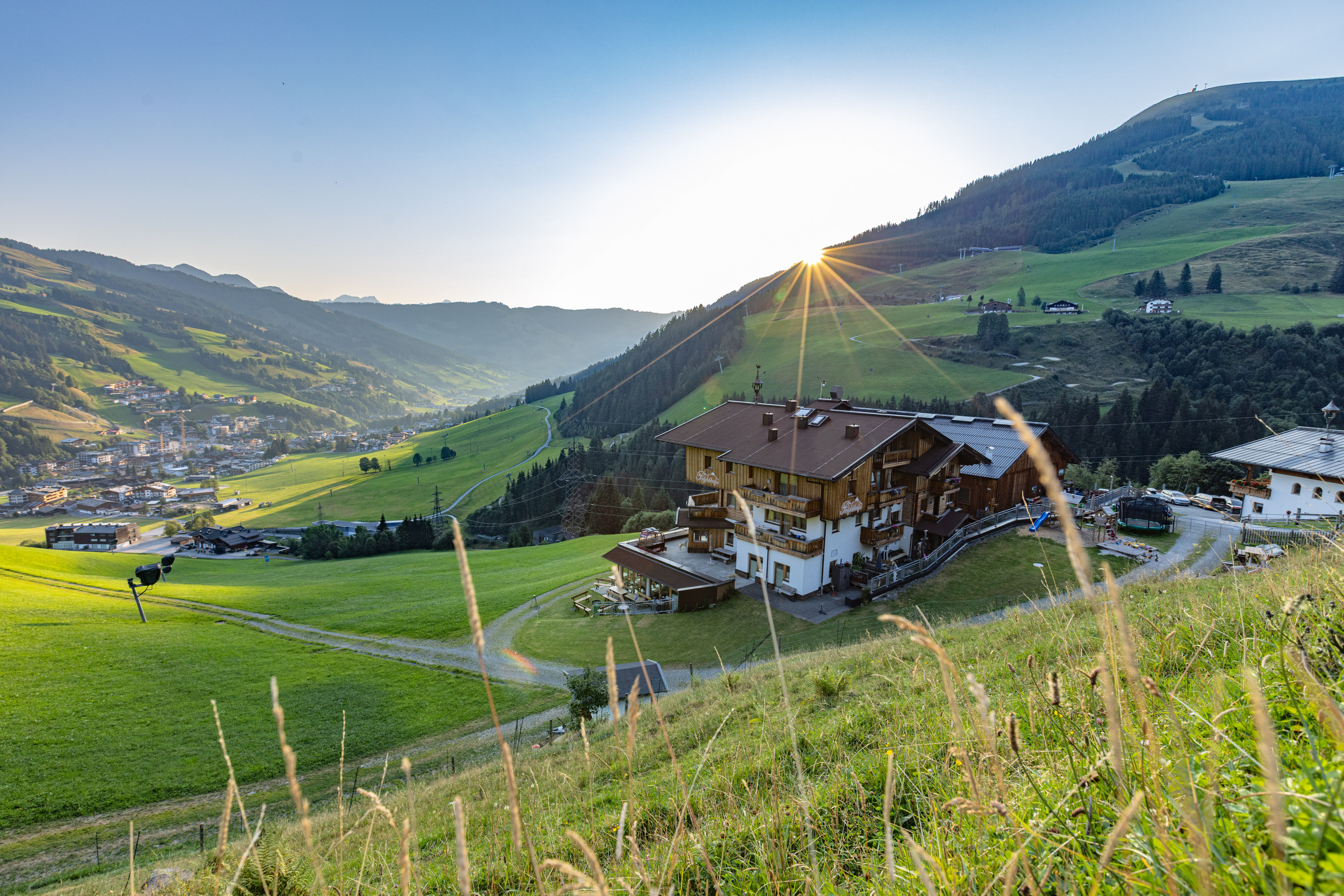 Ferien Bauernhof - Wunderbare Morgenstimmung im Sommer - Ferienwohnungen Perfeldhof