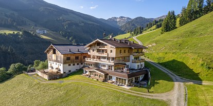 Urlaub auf dem Bauernhof - PLZ 5724 (Österreich) - Das Appartementhaus mit den 8 Ferienwohnungen mit angeschlossenem Bauernhof und hinterm Haus geht direkt die Alm los. - Ferienwohnungen Perfeldhof