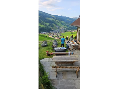 Urlaub auf dem Bauernhof - ruhige Lage - Steinbach (Bruck an der Großglocknerstraße) - Grillstelle mit super Aussicht - Ferienwohnungen Perfeldhof