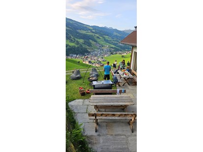 Urlaub auf dem Bauernhof - Frühstück - Großdorf (Kals am Großglockner) - Grillstelle mit super Aussicht - Ferienwohnungen Perfeldhof