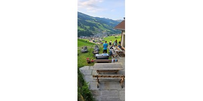 Urlaub auf dem Bauernhof - Hütten (Leogang) - Grillstelle mit super Aussicht - Ferienwohnungen Perfeldhof