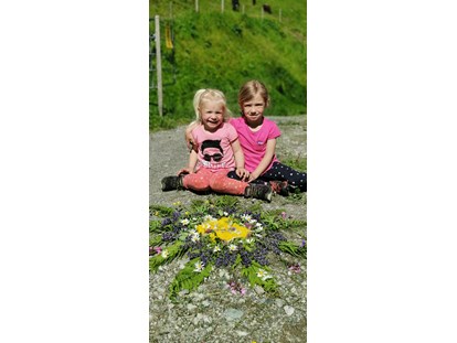 vacation on the farm - Preisniveau: exklusiv - Mandala aus schönen Wiesenblumen - Ferienwohnungen Perfeldhof