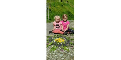 Urlaub auf dem Bauernhof - Kirchbichl - Mandala aus schönen Wiesenblumen - Ferienwohnungen Perfeldhof