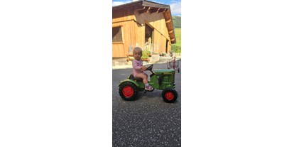 Urlaub auf dem Bauernhof - Fahrzeuge: Traktor - PLZ 5760 (Österreich) - Antonia mit einem der zahlreichen Tretfahrzeuge - Ferienwohnungen Perfeldhof