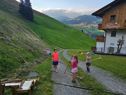 vacation on the farm - Verleih: Rodel - Dürnberg (Stuhlfelden) - Gäste-Kinder bei der tatkräftigen Unterstützung  - Ferienwohnungen Perfeldhof