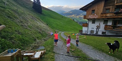 Urlaub auf dem Bauernhof - Almwirtschaft - Gäste-Kinder bei der tatkräftigen Unterstützung  - Ferienwohnungen Perfeldhof