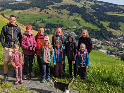 Urlaub auf dem Bauernhof - Tagesausflug möglich - Bsuch - Am Start zur familientauglichen Hauswanderung - Ferienwohnungen Perfeldhof