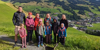 Urlaub auf dem Bauernhof - Am Start zur familientauglichen Hauswanderung - Ferienwohnungen Perfeldhof