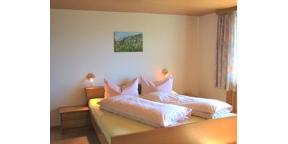 Urlaub auf dem Bauernhof - ideal für: Ruhesuchende - PLZ 6708 (Österreich) - Margeritenzimmer
mit Frühstück möglich - Haus Adlerhorst