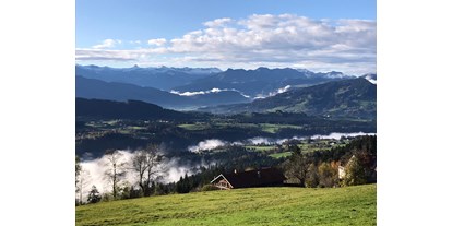 Urlaub auf dem Bauernhof - ideal für: Senioren - PLZ 6941 (Österreich) - Blick zum Nachbarhof - Haus Adlerhorst