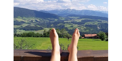 Urlaub auf dem Bauernhof - Art der Unterkunft: Ferienwohnung - Rückholz - Sonnenstunden auf dem Balkon genießen - Haus Adlerhorst