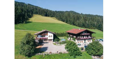 Urlaub auf dem Bauernhof - Umgebung: Urlaub in den Bergen - Salzburg - Hofansicht - Bio-Familienbauernhof Göttfriedbauer