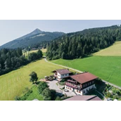 Urlaub auf dem Bauernhof: Aussicht auf den Hausberg Lackenkogel - Bio-Familienbauernhof Göttfriedbauer