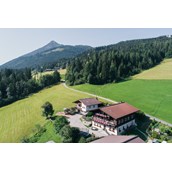 Ferien Bauernhof: Aussicht auf den Hausberg Lackenkogel - Bio-Familienbauernhof Göttfriedbauer