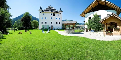 Urlaub auf dem Bauernhof - Stromanschluss: für Campingwagen - Steuer - Schloss Saalhof Außenansicht - Schloss Saalhof