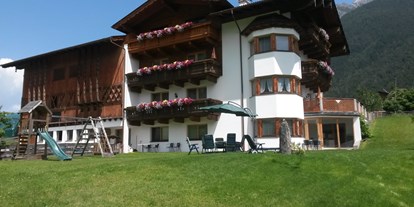 Urlaub auf dem Bauernhof - Schwimmmöglichkeit: Badesee - Tirol - Hof mit Spielplatz und Liegewiese - Jedelerhof