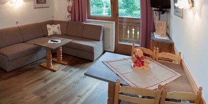 Urlaub auf dem Bauernhof - ideal für: Sportler - PLZ 6275 (Österreich) - Wohnzimmer von Top 1 mit Blick zum See. - Jedelerhof