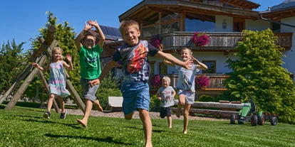 Urlaub auf dem Bauernhof - Jahreszeit: Frühlings-Urlaub - Telfes im Stubai - Spaß am verkehrssicheren Erlebnisspielplatz - Bauernhof Leneler