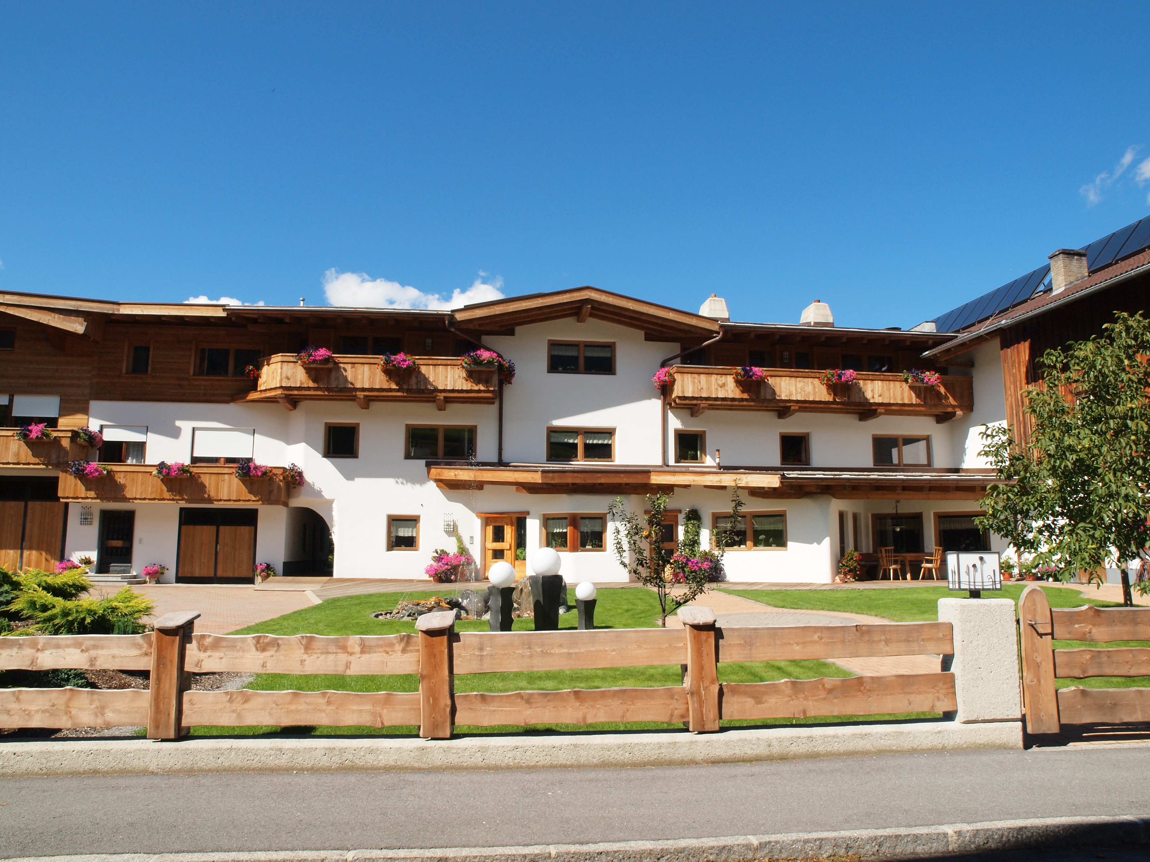 Ferien Bauernhof - Haus Frontansicht - Kinder-Erlebnisbauernhof Lenelerhof