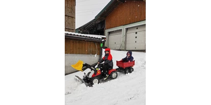 Urlaub auf dem Bauernhof - Fahrzeuge: Mähwerk - Steuer - Ausfahrt bei Schnee - Bauernhof Sonnenhuab 