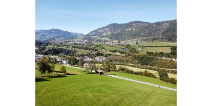 Urlaub auf dem Bauernhof - Trampolin - Weißpriach - Aussicht in Richtung Schwarzach bzw. St. Veit - Bauernhof Sonnenhuab 