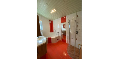 Urlaub auf dem Bauernhof - ideal für: Mitarbeit - Steuer - Badezimmer mit Dusche und Whirlpool - Bauernhof Sonnenhuab 