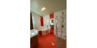 Urlaub auf dem Bauernhof - Terrasse oder Balkon am Zimmer - Grießen (Leogang) - Badezimmer mit Dusche und Whirlpool - Bauernhof Sonnenhuab 
