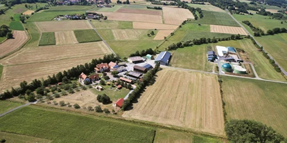 vacanza in fattoria - Stromanschluss: für E-Autos - Hilders - Unser Hof aus der Vogelperspektive - Weihersmühle