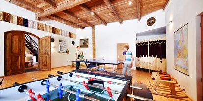 Urlaub auf dem Bauernhof - Tischtennis - Südtirol - unser Speilzimmer für groß und klein - Biogutshof Castel Campan
