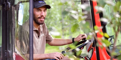 vacation on the farm - Umgebung: Urlaub in den Hügeln - Südtirol - Klemens am Traktor - Biogutshof Castel Campan