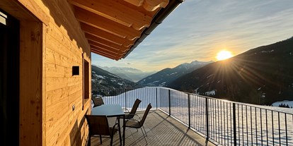 Urlaub auf dem Bauernhof - Mithilfe beim: Melken - Südtirol - Terrasse Chalet "Berg" - Schneiderhof