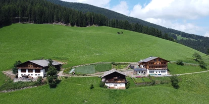 počitnice na kmetiji - Latsch (Trentino-Südtirol) - Hoch über dem Ultental, auf 1.454 Metern, liegt der Ortlerhof der Familie Staffler. Angekommen auf unserem Bauernhof, umgeben von grünen Wiesen und Nadelwäldern, können Sie klare Luft einatmen und die Bergwelt genießen. - Ortlerhof im Ultental