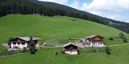 Urlaub auf dem Bauernhof - Umgebung: Urlaub in den Bergen - Trentino-Südtirol - Hoch über dem Ultental, auf 1.454 Metern, liegt der Ortlerhof der Familie Staffler. Angekommen auf unserem Bauernhof, umgeben von grünen Wiesen und Nadelwäldern, können Sie klare Luft einatmen und die Bergwelt genießen. - Ortlerhof im Ultental
