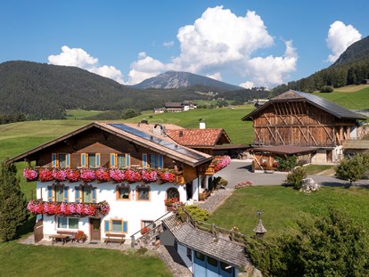 Urlaub auf dem Bauernhof - Brötchenservice - Trentino-Südtirol - Titelbild Sommer Außenansicht - Binterhof