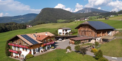 Urlaub auf dem Bauernhof - Trentino-Südtirol - Außenansicht Sommer - Binterhof