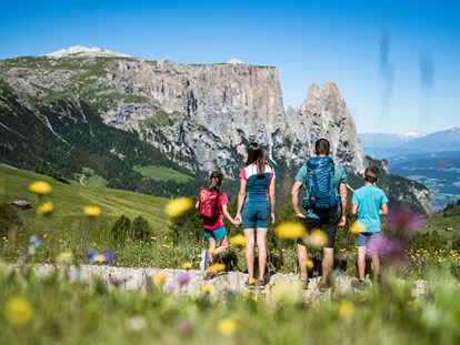 vacanza in fattoria - St. Lorenzen (Trentino-Südtirol) - Familie Wandern Sommer Seiser Alm: Kinder lieben die Dolomitenregion Seiser Alm und den Familienurlaub in Südtirol, denn hier wird das Wandern und Spazieren zum Erlebnis. Wandern mit Kindern auf der Seiser Alm führt zu den Plätzen der Schlernhexen und auf die Spuren der Ritter. Barfuß geht es auf dem Erlebnisweg "Hexenquellen" Schritt für Schritt voran. Die Themenwege machen das Wandern mit Kindern rund um die Seiser Alm zu einem Abenteuer für die ganze Familie. Auch geführte Wanderungen mit Erlebnisse am Bauernhof, in der Natur bzw. durch den nächtlichen Wald und Erkundungstouren im Naturpark Schlern-Rosengarten stehen beim Wandern mit Kindern auf der Seiser Alm auf dem Familienprogramm.
 - Binterhof