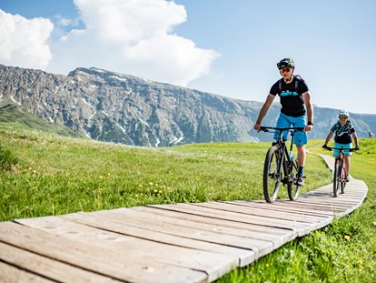 Urlaub auf dem Bauernhof - Mithilfe beim: Tiere füttern - Sand in Taufers - Fahrradtouren Sommer: 600 km Radwege auf 2 Höhen
Paradiesisch: Bikeurlaub in den Dolomiten - Binterhof