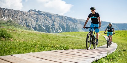Urlaub auf dem Bauernhof - Spielplatz - Fahrradtouren Sommer: 600 km Radwege auf 2 Höhen
Paradiesisch: Bikeurlaub in den Dolomiten - Binterhof