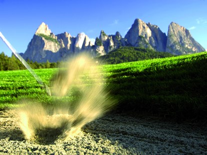 vacanza in fattoria - Fahrzeuge: Mähdrescher - Trentino-Alto Adige - Golf in St. Vigil: Einlochen am spannendsten Golfplatz Europas.
Golfurlaub am Fuße der Seiser Alm
Sport & Natur in atemberaubender Symbiose in einem der schönsten & spannendsten Golfplätze Europas
Frische Bergluft, sattgrüne Wiesen und eine einzigartige Kulisse, die einem den Atem raubt. Golfurlaub in der Dolomitenregion Seiser Alm ist das alles und noch viel mehr. Der 18-Loch Golfplatz in St.Vigil Seis im Herzen der Dolomiten verspricht Ruhe und Idylle, Erholung und Genuss. Die Golfpartie würde hierbei beinahe in den Hintergrund geraten, wäre der Golfplatz nicht so perfekt und spielerisch eine Herausforderung, die auch keine internationalen Vergleiche scheuen muss. - Binterhof