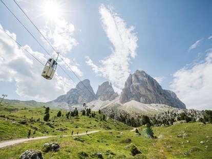 vacation on the farm - Fahrzeuge: Heuwender - Trentino-South Tyrol - Gondelbahn in Gröden Sellajoch: Wandern, wo der Himmel die Berge küsst
Gröden ist wegen seiner schier unendlichen Wanderwege ein beliebtes Ziel für Aktivurlauber. Wir haben für Sie die sieben schönsten Wanderungen ausgesucht, die Sie über malerische Pfade zu wunderbaren Aussichtspunkten, gastfreundlichen Berghütten und einmaligen Naturerlebnissen führen. Ob Familienwanderung mit Abenteuercharakter, gemütliche Wanderung mit Liftnutzung oder sportliche Wanderung für besonders aktive Naturfreunde – alle Wanderwege wurden ausgiebig geprüft, sind hervorragend ausgeschildert und machen Lust auf zahlreiche weitere Unternehmungen in den von der UNESCO unter Schutz gestellten Dolomiten. - Binterhof