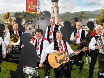 vakantie op de boerderij - Oberbozen - Die Kastelruther Spatzen sind einmalig! Mit unzähligen Musik-Preisen ausgezeichnet, sind sie in der Volksmusikszene nicht nur die größte Musikgruppe der letzten 40 Jahre, sondern verzaubern ihre Fans Jahr für Jahr mit Liedern, die von Herzen kommen. So findet alljährlich im Juni das Kastelruther Spatzen Open Air in Kastelruth statt. Vier Monate später – im Oktober – folgt das große Spatzenfest, zu dem stets zehntausende Spatzenfans, Volksmusik- und Zeltfestliebhaber pilgern.  - Binterhof