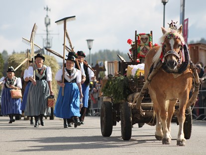 Urlaub auf dem Bauernhof - Rodeln - Trentino-Südtirol - Traditioneller Almabtrieb mit Festbetrieb und Volksmusik. - Binterhof