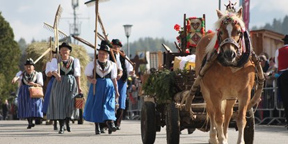Urlaub auf dem Bauernhof - Trentino-Südtirol - Traditioneller Almabtrieb mit Festbetrieb und Volksmusik. - Binterhof