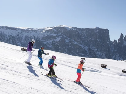 Urlaub auf dem Bauernhof - Fahrzeuge: Mähdrescher - Eisacktal - Skifahren Seiser Alm: Das größte Skigebiet in den Dolomiten Südtirol: Seiser Alm/Val Gardena
Skifahren in Südtirol auf Traumpisten mit fantastischem Bergpanorama
Auf der Seiser Alm lässt sich der Skiurlaub in Südtirol optimal mit einem einzigartigen Landschaftserlebnis verbinden. Auf den sonnenverwöhnten, breiten Pisten kommen insbesondere Genuss-Skifahrer voll auf ihre Kosten: Anfänger können sich in diesem Skiurlaub in Südtirol an das Skifahren herantasten, während es erfahrene Skifahrer auf die roten und schwarzen Pisten zieht. - Binterhof