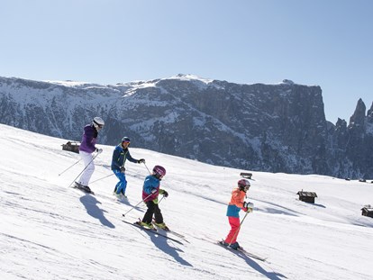 vacanza in fattoria - Verleih: Wanderstöcke - Eppan - Skifahren Seiser Alm: Das größte Skigebiet in den Dolomiten Südtirol: Seiser Alm/Val Gardena
Skifahren in Südtirol auf Traumpisten mit fantastischem Bergpanorama
Auf der Seiser Alm lässt sich der Skiurlaub in Südtirol optimal mit einem einzigartigen Landschaftserlebnis verbinden. Auf den sonnenverwöhnten, breiten Pisten kommen insbesondere Genuss-Skifahrer voll auf ihre Kosten: Anfänger können sich in diesem Skiurlaub in Südtirol an das Skifahren herantasten, während es erfahrene Skifahrer auf die roten und schwarzen Pisten zieht. - Binterhof