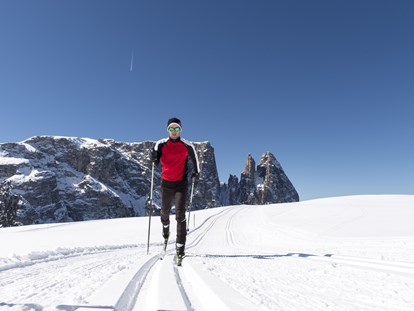 vacanza in fattoria - Ein Mekka für Langlaufurlaub in Südtirol mit 80 km Loipen
Wer Langlaufurlaub in Südtirol genießen will, ist auf den Loipen der Seiser Alm im Herzen der Dolomiten genau richtig. 80 Kilometer Sonnenloipen verführen auf einer Höhenlage zwischen 1.800 und 2.200 Metern zum Langlaufen über die Seiser Alm. Die Loipen sind doppelt oder vierfach gespurt und ausgezeichnet präpariert. Ob Skating oder klassischer Langlaufstil, Anfänger oder Profis: Die Seiser Alm in Südtirol bietet für jeden Geschmack die passenden Loipen. Beim Langlauf über die Seiser Alm erleben Sie die herrliche Weite von Europas größter Hochalm und die Bergwelt der Dolomiten - UNESCO Welterbe - hautnah: Langkofel, Plattkofel und Schlern sind zum Greifen nahe. Neben Landschaftsgenuss und sportlicher Herausforderung bietet Langlaufurlaub in Südtirol auch kulinarischen Hochgenuss: Zahlreiche Hütten entlang der Loipen laden zum Verweilen ein und tischen in gemütlicher Atmosphäre traditionelle Südtiroler Speisen auf. - Binterhof
